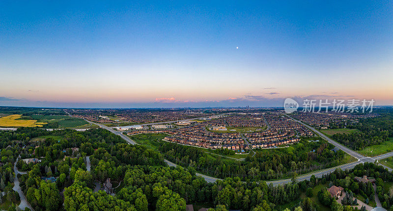 鸟瞰图Purpleville, Kleinburg在特斯顿路和400高速公路，独立和复式住宅在伍德布里奇沃恩，安大略省，加拿大